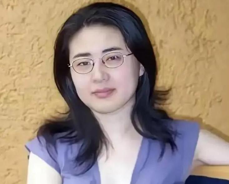 79岁美国老头在剑桥去世，守了他27年的中国妻子，是那个13岁上北大的天才少女。