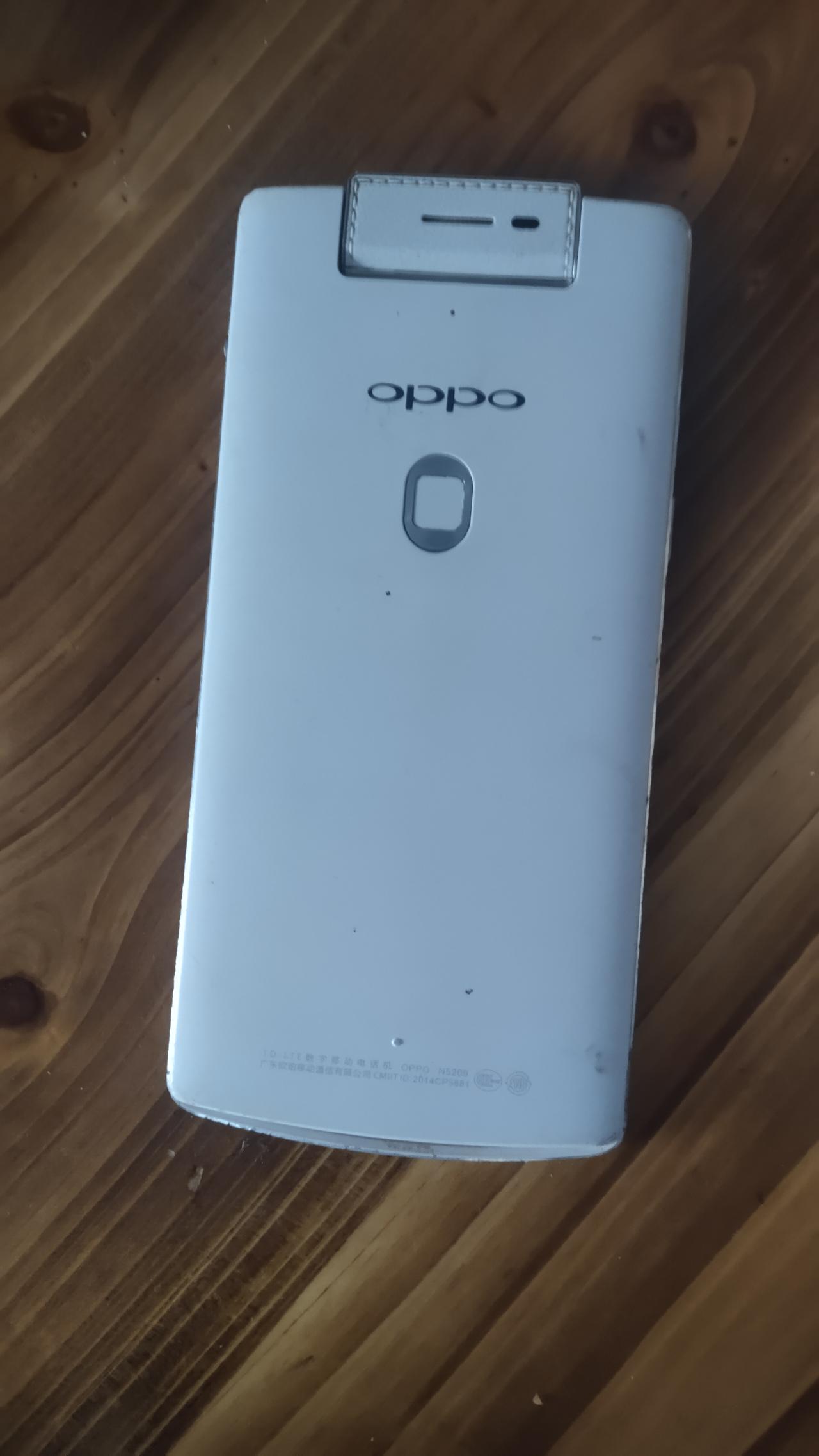 不是所有的旧手机都值钱。最近夜市街头多了一辆车，上面扯了旧手机一百元一个的广告