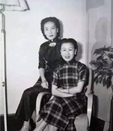 深夜，黄金荣的儿媳妇李志清偷偷跑进公公房间。李志清脱掉身上的衣服，小心翼翼的走上