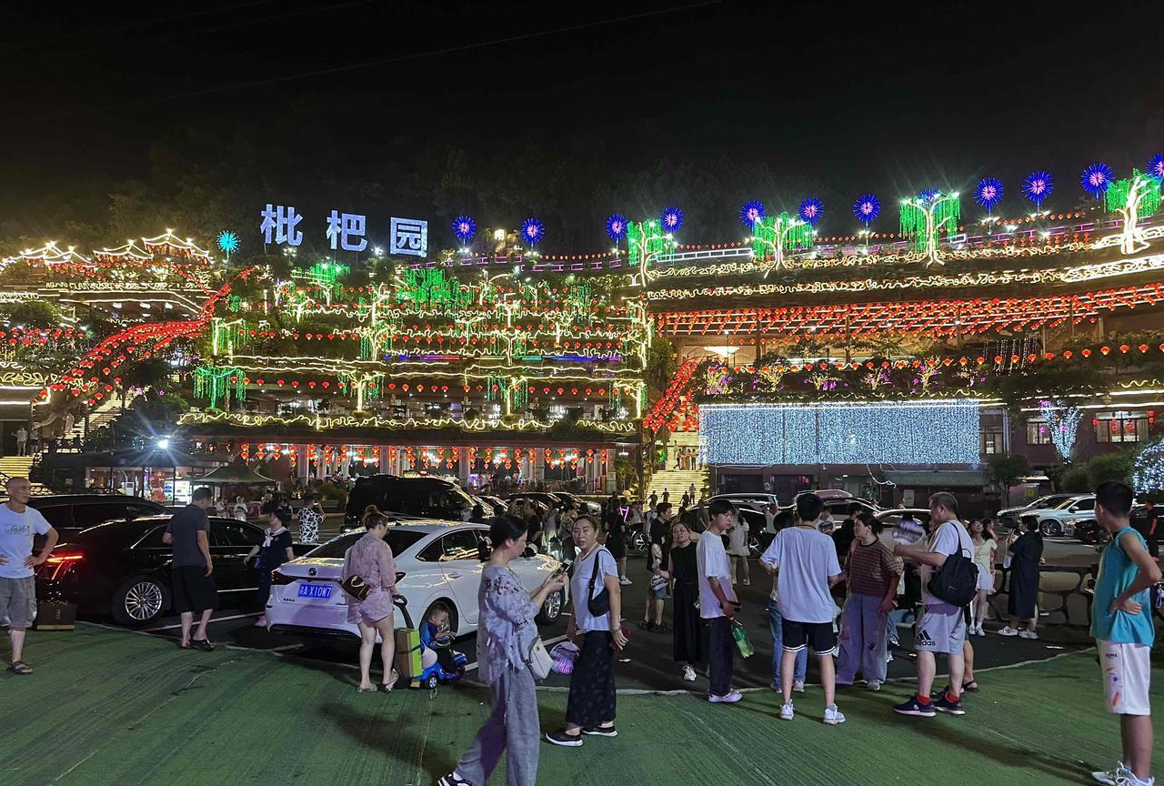 7月26日晚上，重庆枇杷园火锅公园，人气非常旺盛啊！晚上10点以后，依旧有很多外