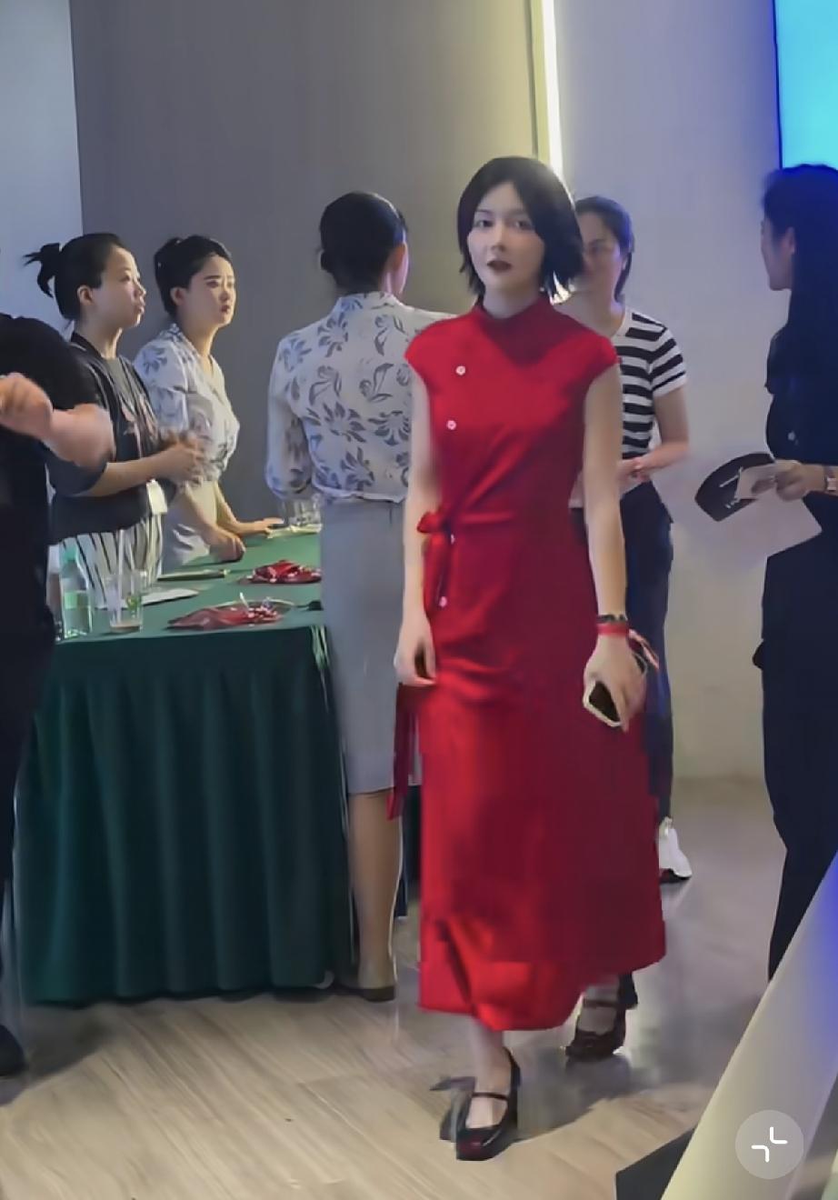 7月14日，徐娇到杭州参加《功夫女足》路演，打扮成熟像是中年人了，她落落大方声音