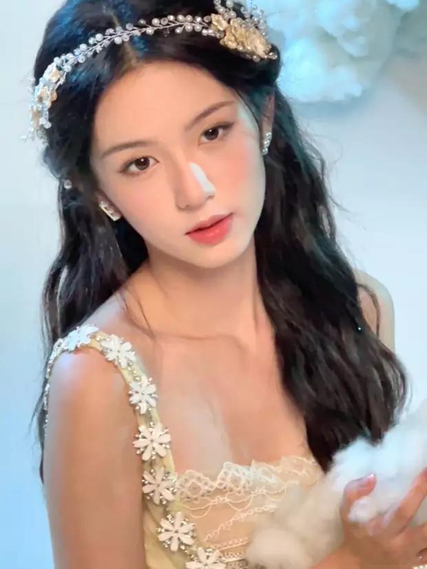 周也的样貌简直挑不出来任何问题。​​​