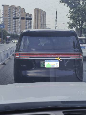 路上第一次看到智界V9，这个后尾灯还是很漂亮很有辨识度的。