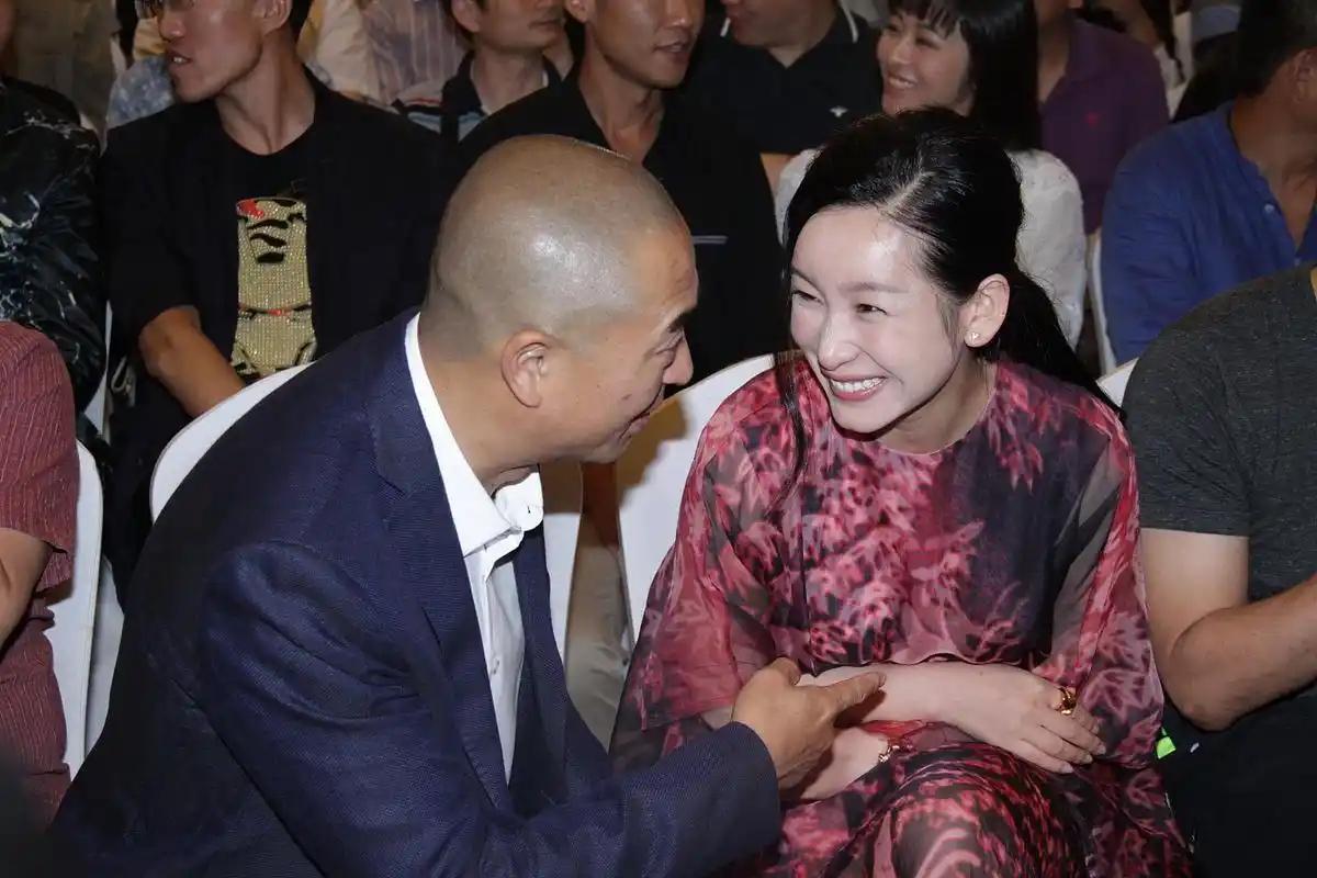 张嘉益与秦海璐坐在台下，开心热聊的画面，两位都是实力派演员。2015年6月1