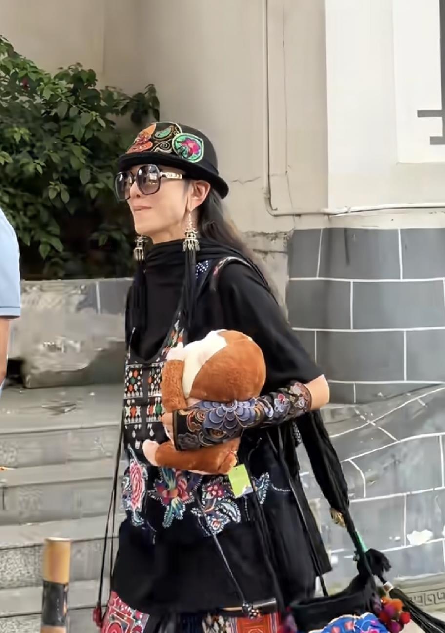 7月18日68岁杨丽萍现身贵州好吃街闲逛，穿搭别致吸睛，脚踩约十五厘米厚底鞋，标