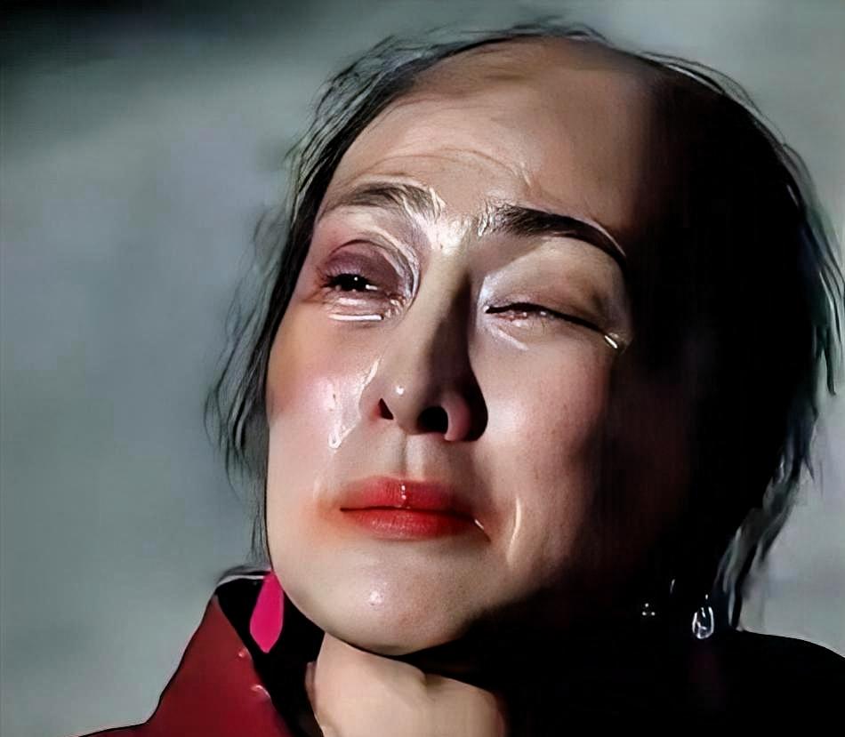 马苏在《昨夜将至》里剃了个光头，往面馆门口一站，眼神扫过来，我后背直接凉了半截。