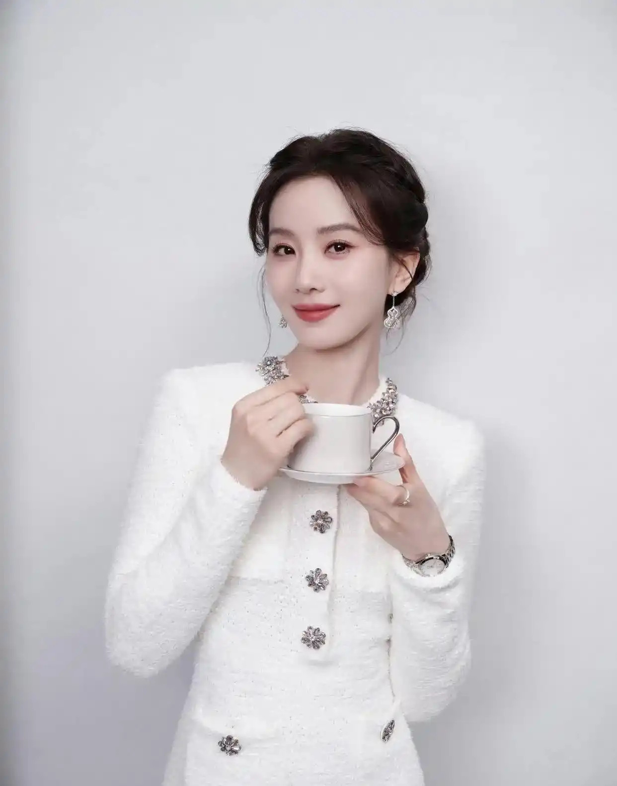 刘诗诗——宛如清新的白色香气，灵动的风范，既优雅又充满智慧！​​​