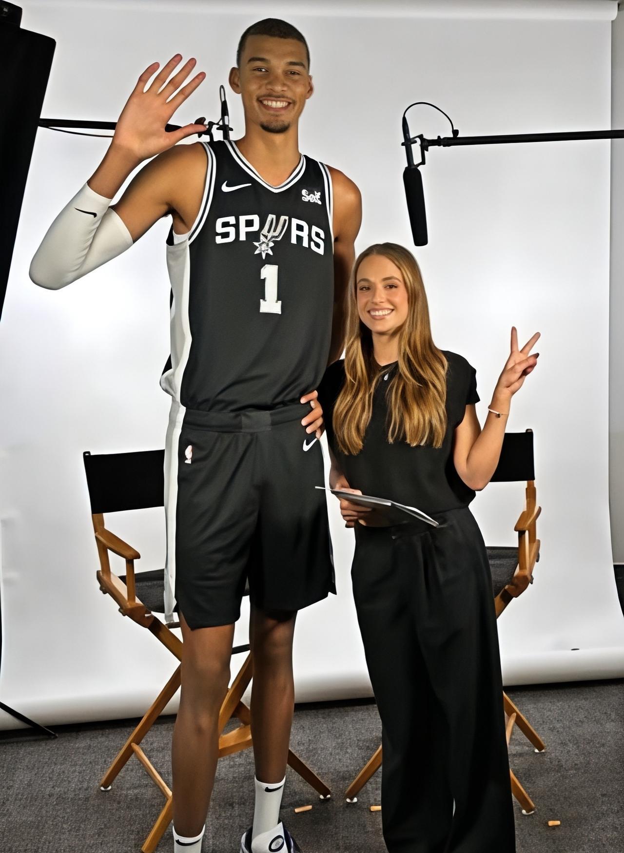 最萌身高差，NBA第一美女瑞秋连续和文班亚马合照！近日，NBA第一美女瑞秋晒出