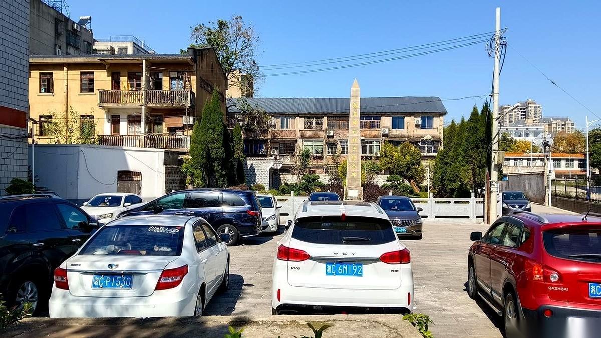 我今天看到一张图，差点没气过去。湘潭，抗日阵亡将士纪念碑。一排锃亮的私家车，