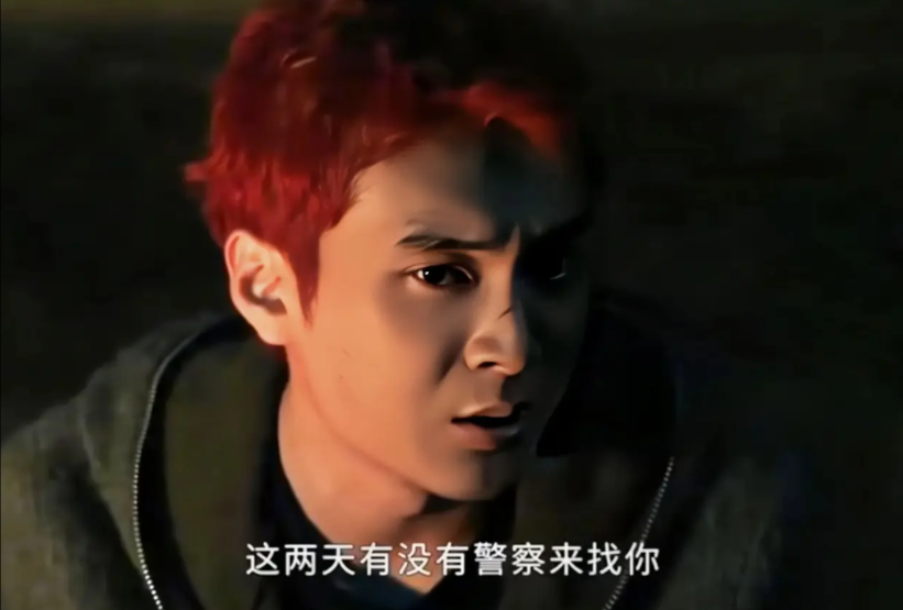 《以法之名》矿难之后的万潮不仅被东平市公安局通缉，还被陈胜龙的人追杀，逃不出东平