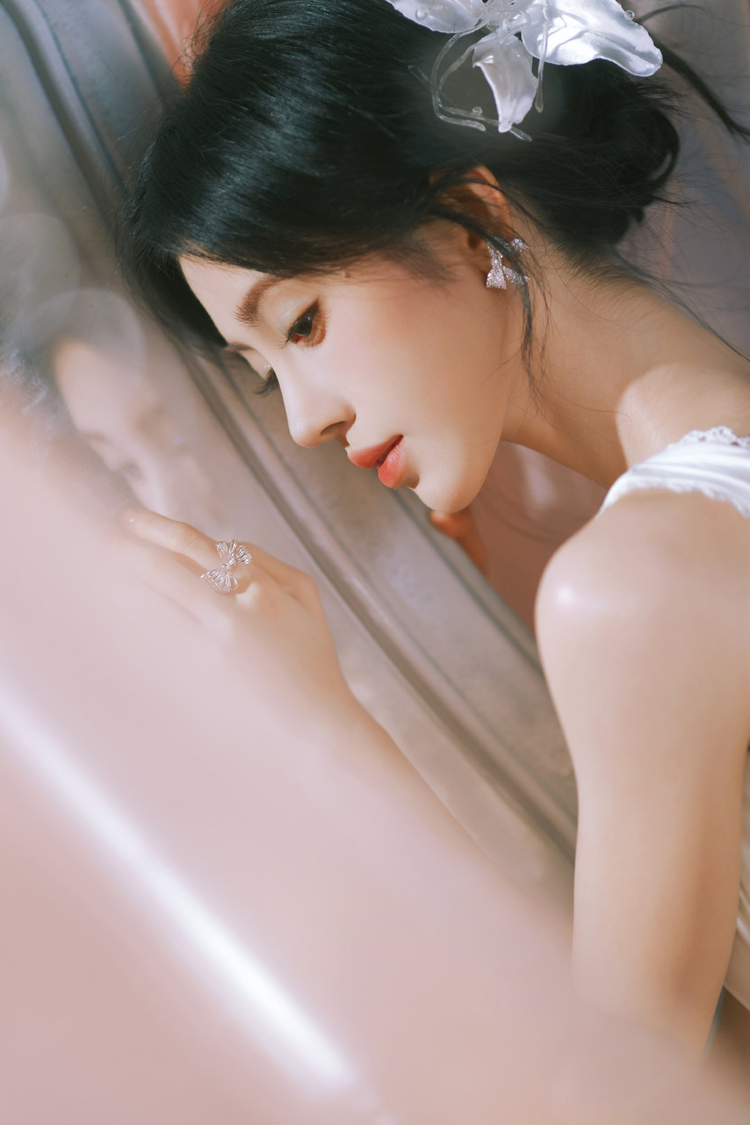 鞠婧祎｜品牌活动造型出图，白色长裙配白色发饰，今天是神女下凡，好仙！美女就要多营