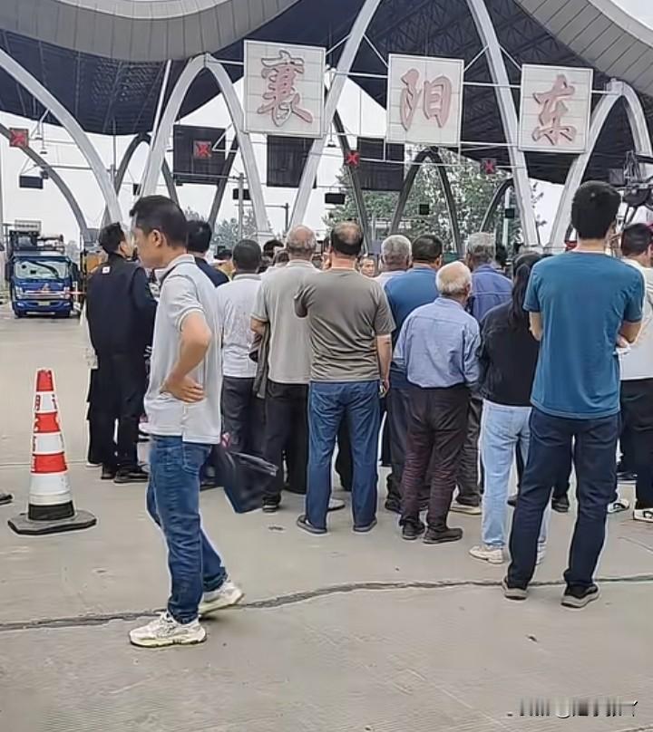 总算来了，总算来了在大家的努力下，一大批支援的收割机来到了襄阳。当地镇领导、交