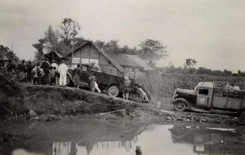 1948年底，南京大校场机场，一架运输飞机死活飞不起来。士兵奉命卸下10个大箱子