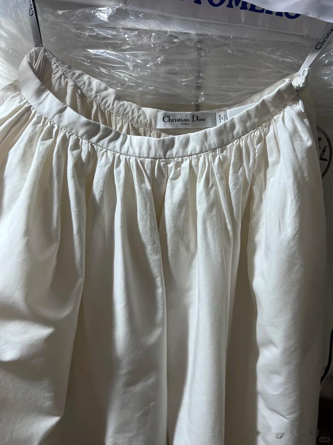 我的Dior裙被干洗店毁了…真的心在滴血！送去干洗的Dior真丝裙拿回来直接