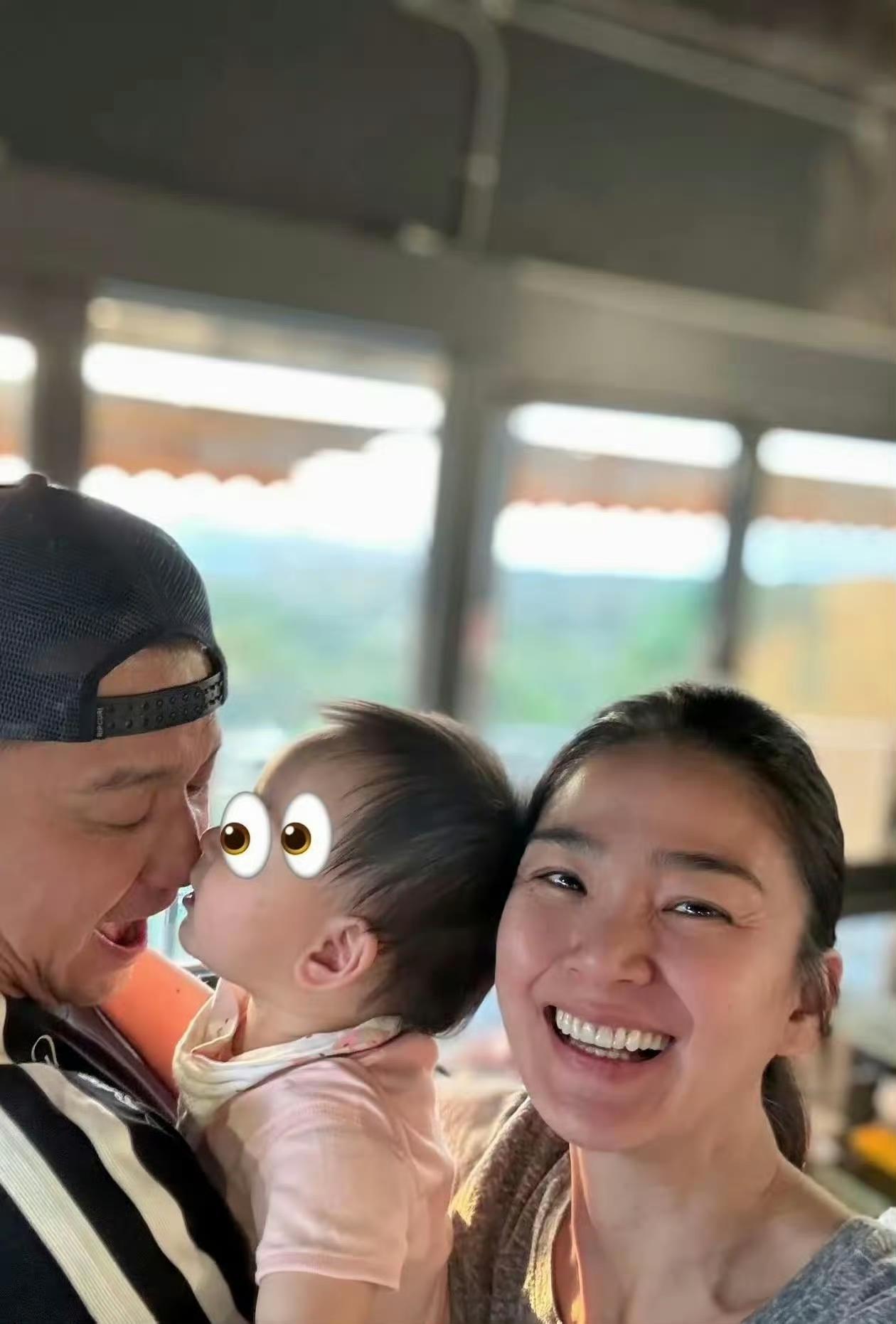 洪小铃罕见分享了一家三口的温馨合照，照片中她眼角的鱼尾纹自然流露，尽显真实之美。