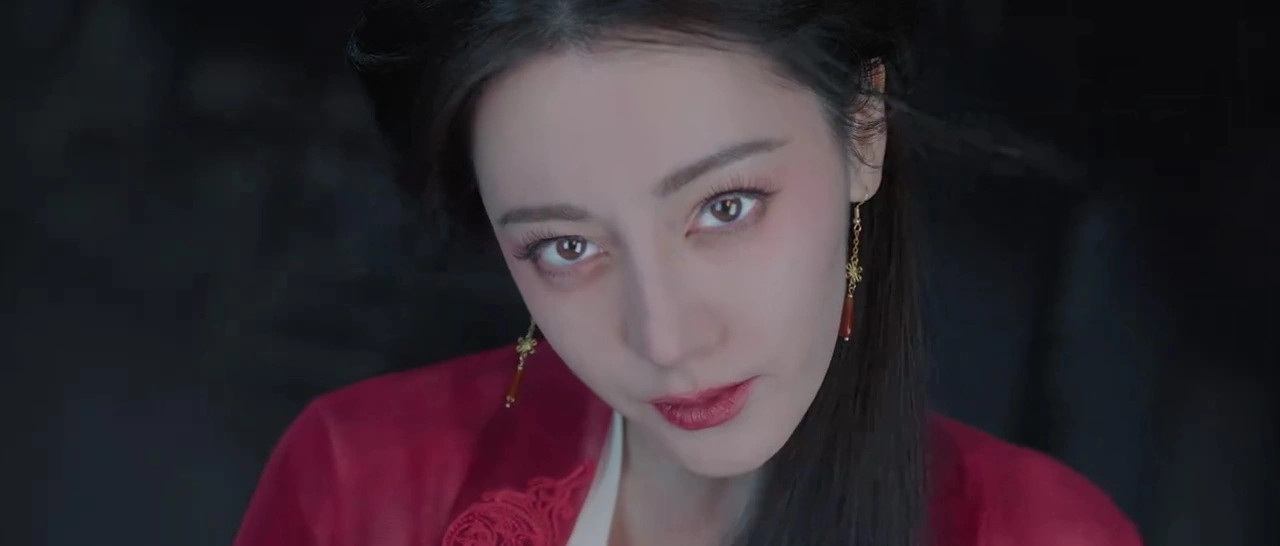 《白日提灯》的画面滤镜发白，画面有种惨淡的干枯感。热巴的造型我记得拍剧的时候粉丝