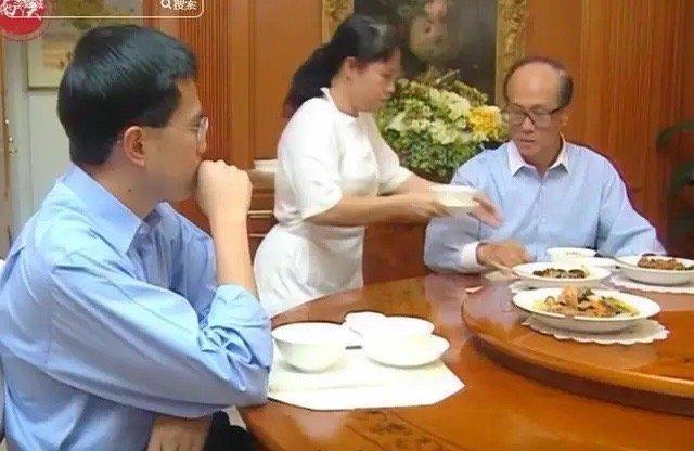 李嘉诚有两个最大的人生感悟值得所有人深思。首先他强调身体，他羡慕体格强壮的小贩，