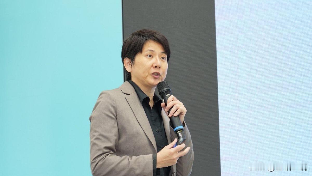 民众党团新干事长邱慧洳邱慧洳，今年56岁，东吴大学法律学系教授，位列民众党不