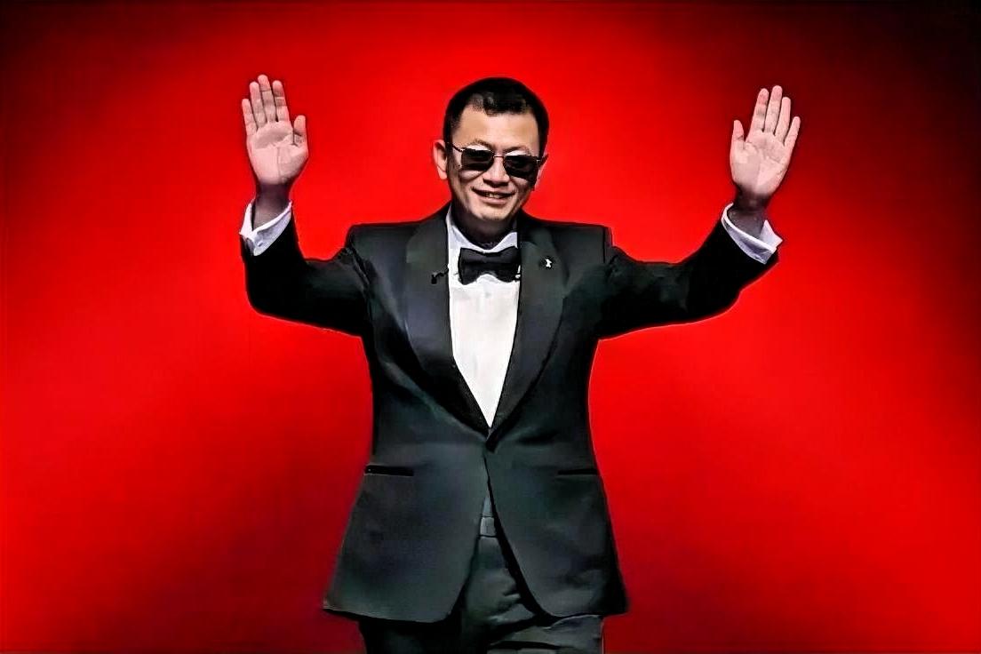 从奖项成就来看，王家卫是戛纳电影节史上首位获得最佳导演奖的华人导演，凭借《春光乍