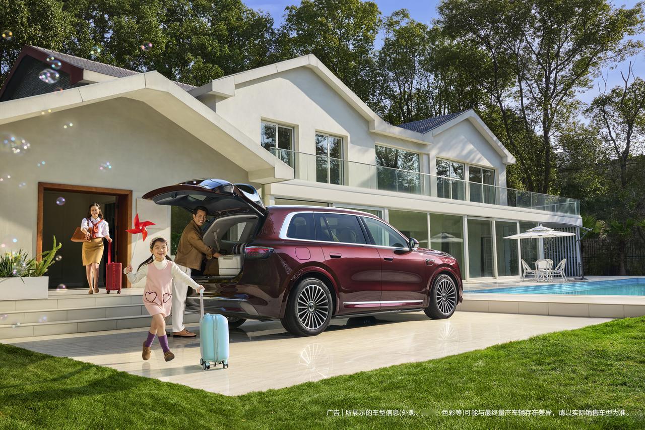 “好戏在后头。”余承东的预告言犹在耳，问界M8的焕新大戏已拉开帷幕。他正式宣布，