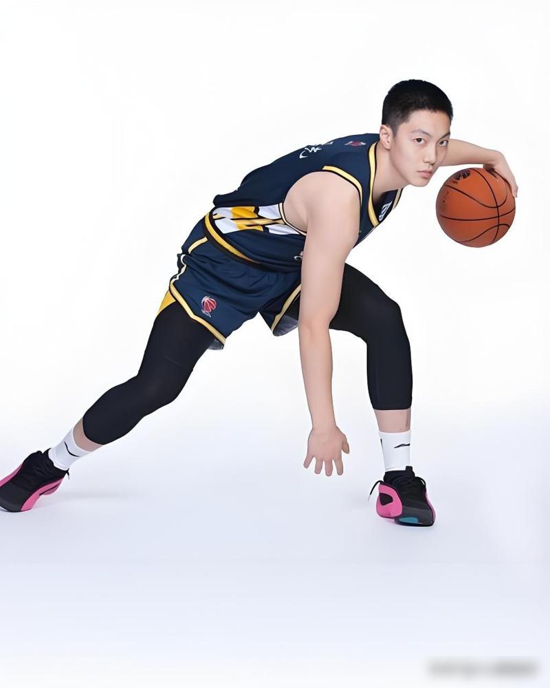 CBA新赛季，广东男篮本土球员合同一览：01胡明轩：D类合同还剩3年