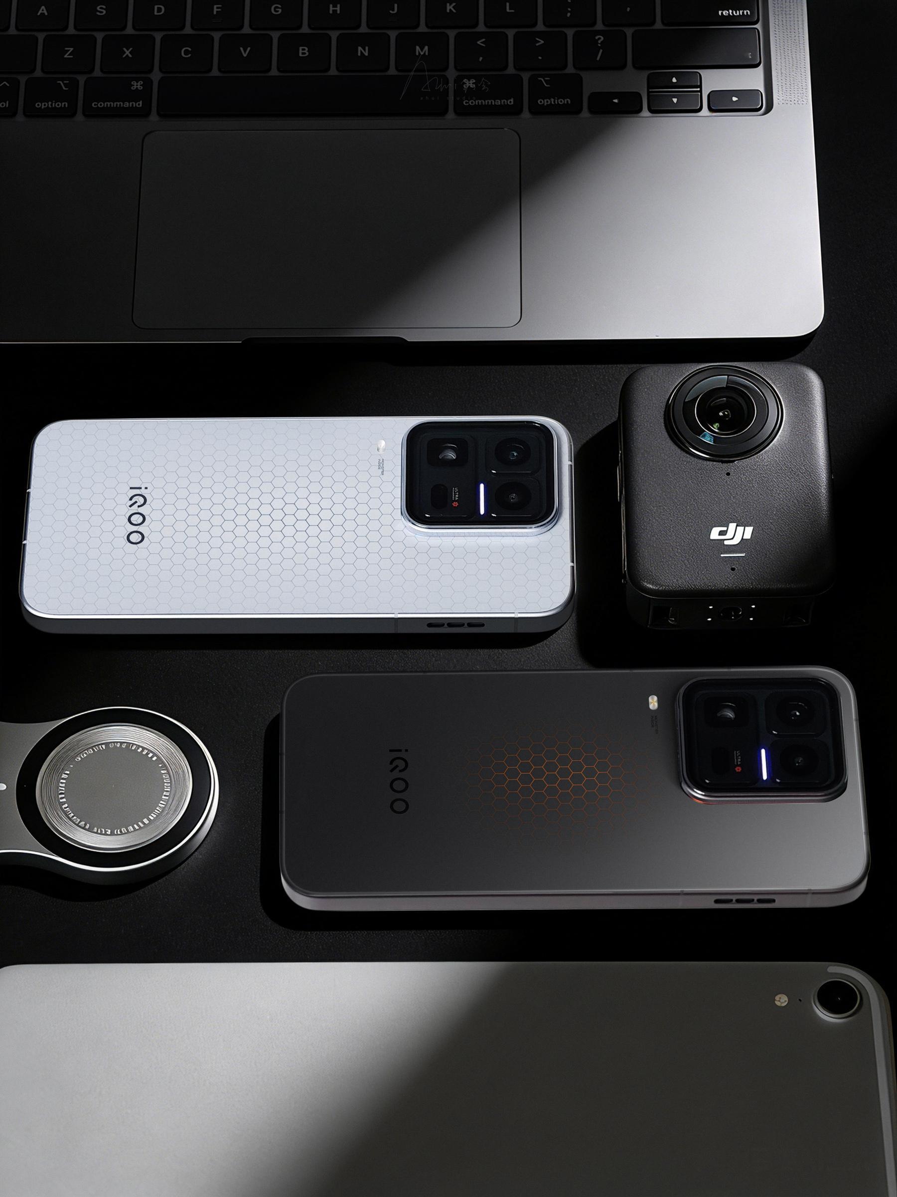 iQOO15Ultra双色图赏来啦iQOO15Ultra外观太酷了上手iQO