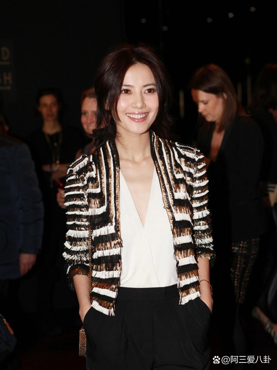 高圆圆在国外秀场真漂亮！笑靥如花，明媚灿烂。