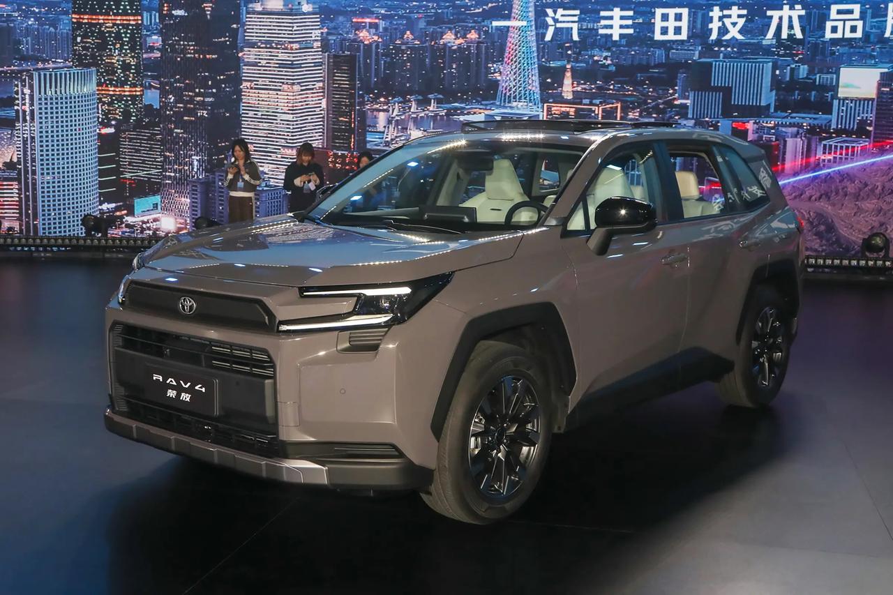 2025广州车展亮相的第六代荣放，是“实用主义”的一次精准迭代。配置上，它补上了