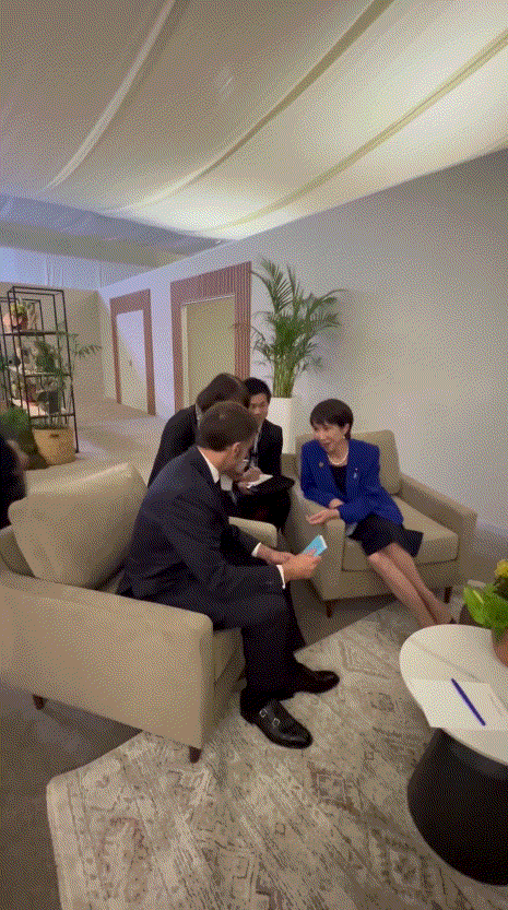 王毅抵达莫斯科，绍伊古迎出门外，放话“中俄可斩断军国主义头颅” 当地时间1