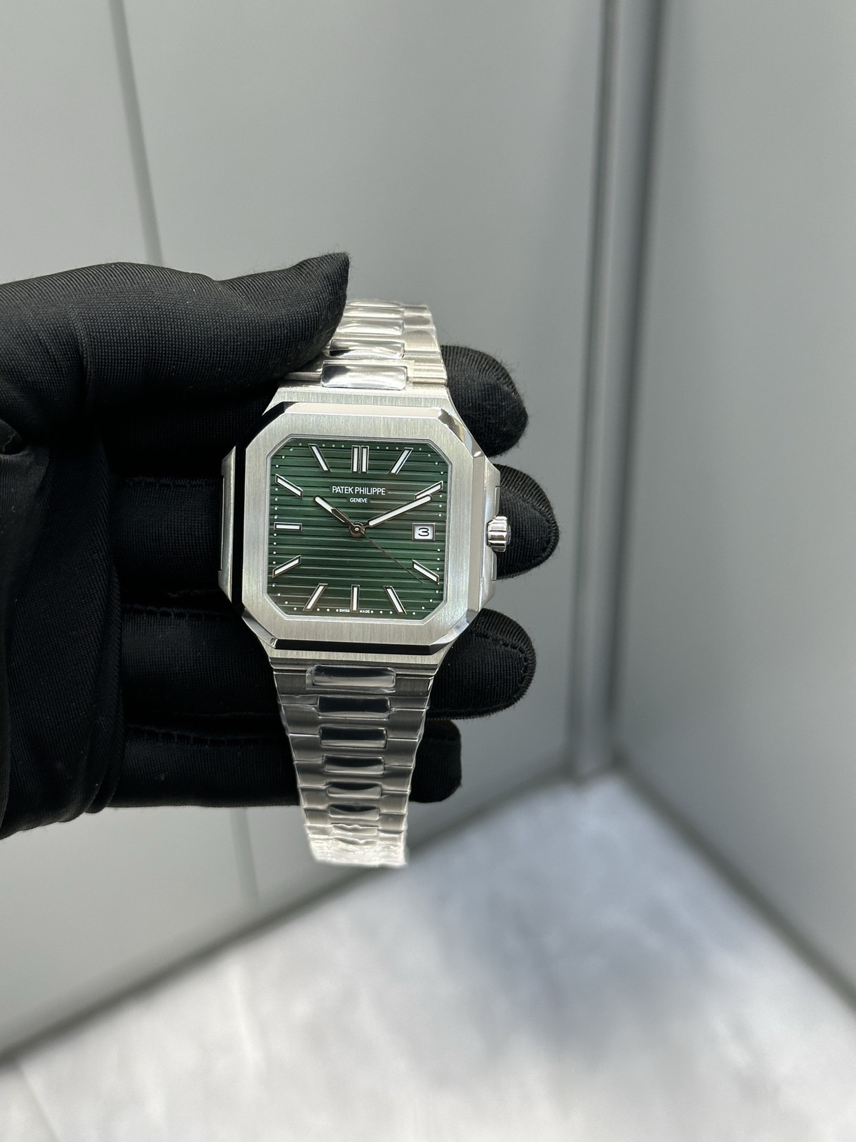 百达翡丽5821/1A-001：简约，是另一种奢华说到百达翡丽，你会想到什么？复杂的工艺，天文数字的