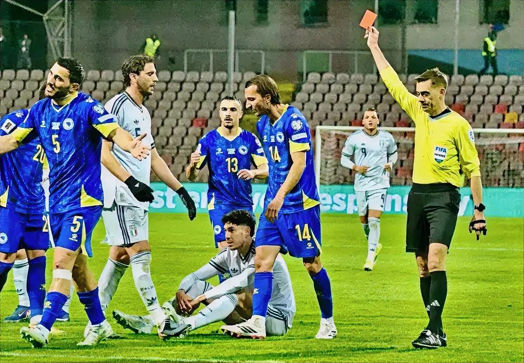 中国队：老意啊！咋你也没进世界杯呀！意大利：你不也没进吗？中国队：我世界排名