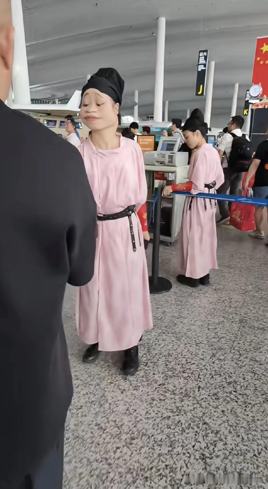 白云机场，现实版的流放岭南！在广州白云机场，穿越剧现场直接上演！工作人员一