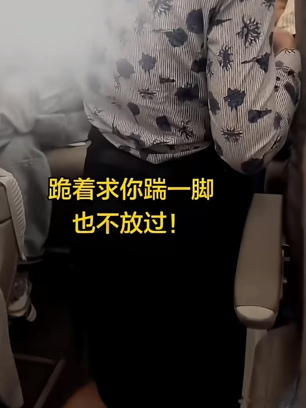 坐过飞机都知道，过道本身就挺窄的，餐车磕碰这种情况，我觉得不应该，但是也很正常不