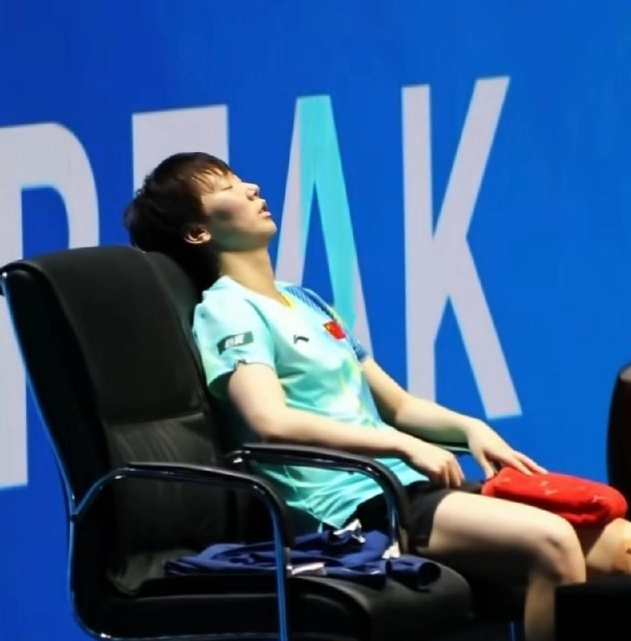 海口亚洲杯女单决赛现场，暂停期间王曼昱坐在椅子上闭目养神！一天两赛，前一场又是