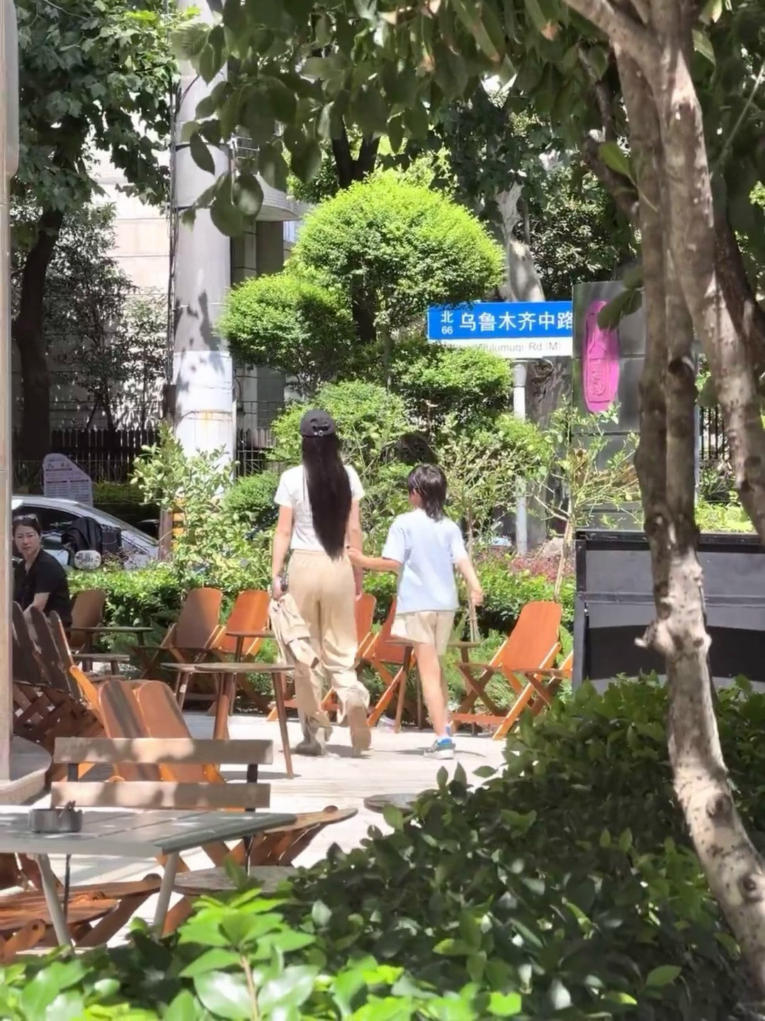 上海偶遇baby带着小海绵逛街！！！上海偶遇angelababy带小海绵逛街
