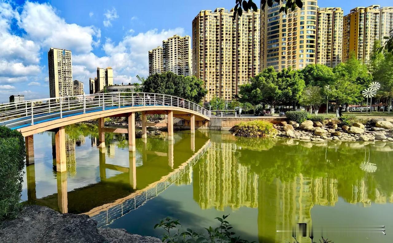 不过，我也真心想说说，如果收入不太高、而且还不太稳，在哪个城市，你都不必着急买房