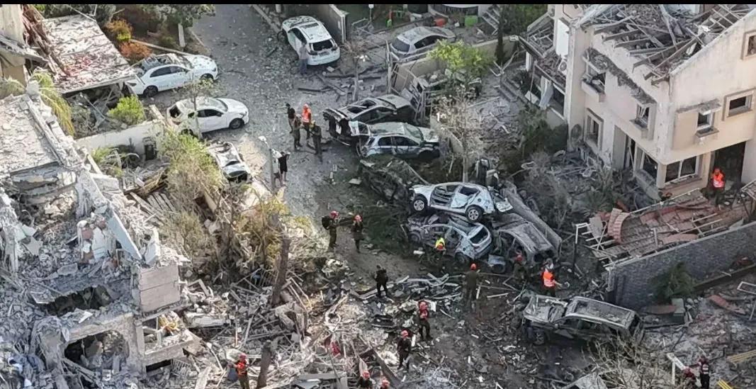 伊朗导弹打击以色列爆炸后的场景，在特拉维夫里雄莱锡安地区，很多居民的别墅被炸毁，