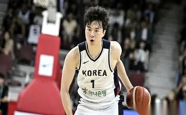 一条消息，从韩国队那边传来：李贤重，退赛。中国男篮的训练馆里，胶鞋摩擦地板的声