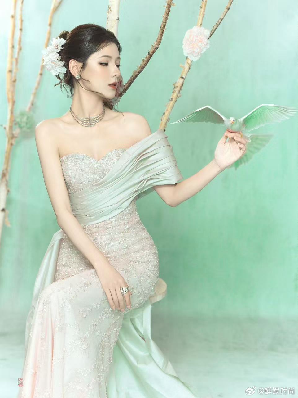 不敢想张予曦真人有多美五官精致如建模渲染，身形线条也是标准建模身材，隔着屏幕镜