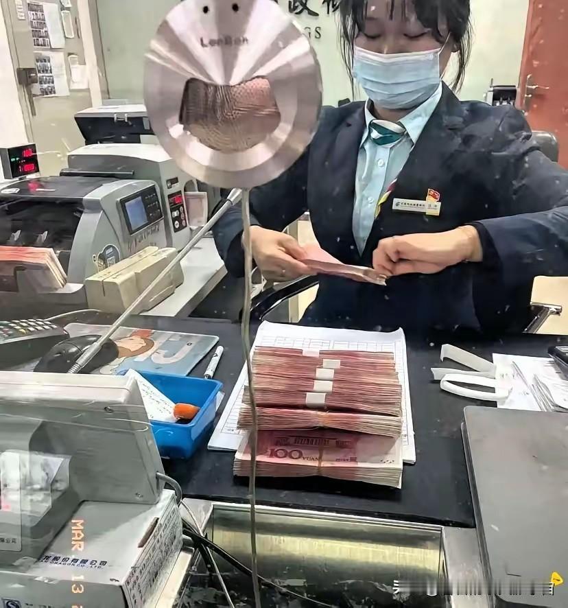 最近刷到‍‎‎个挺离谱﻿的玩法——‍⁠﻿20‎00个‏人‏凑‏1亿存银行吃利息，