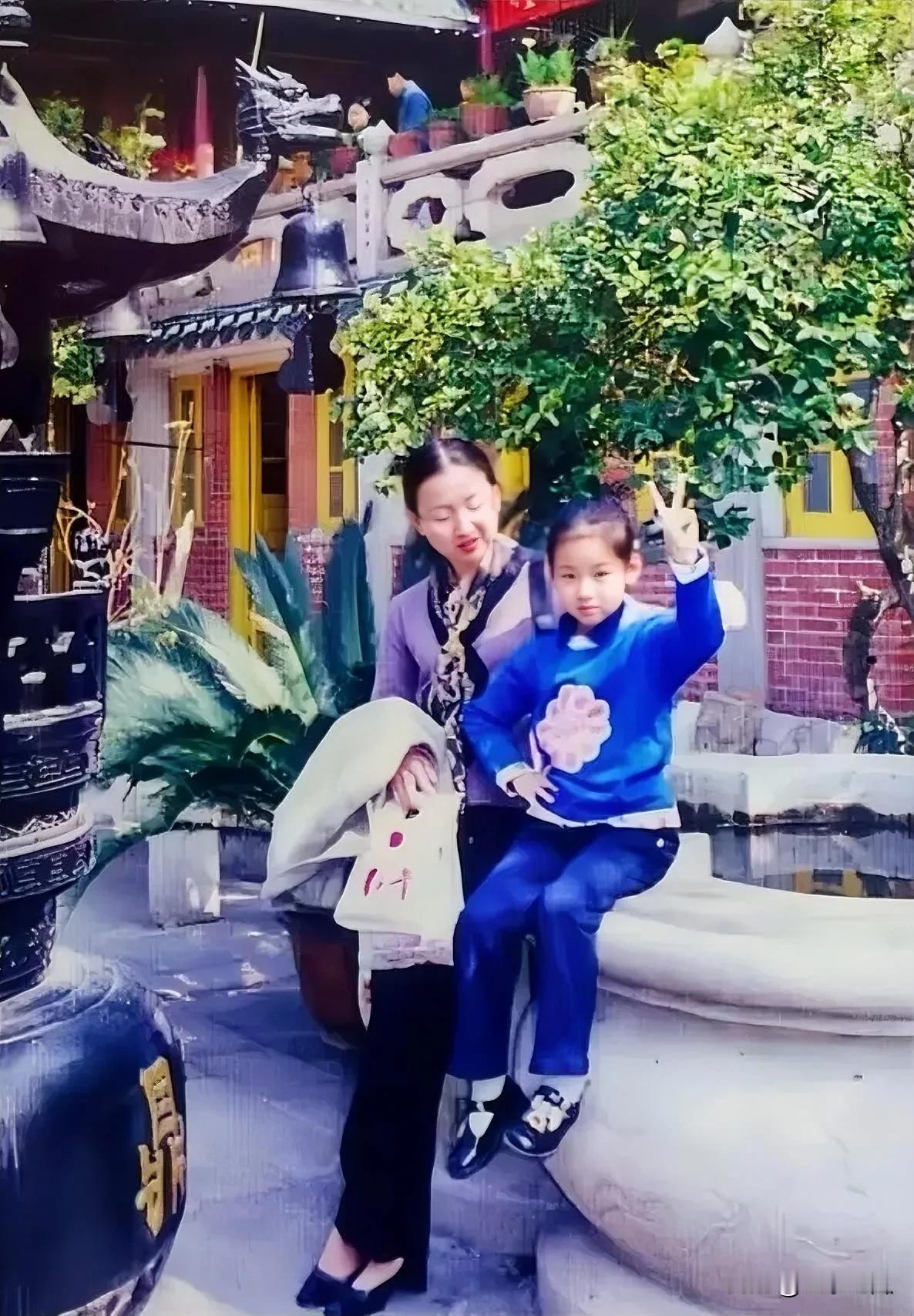 小时候，陈都灵与妈妈的合影里，镜头下的她年纪虽小，却十分灵动、清秀、可爱，五官精