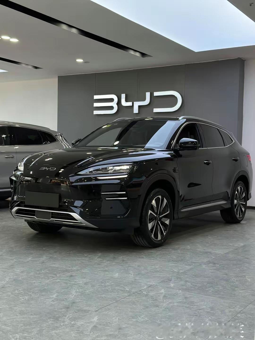 比亚迪这新标一换，味儿可太对了。以前那标，方头方脑的，像个刚毕业的理工科大学