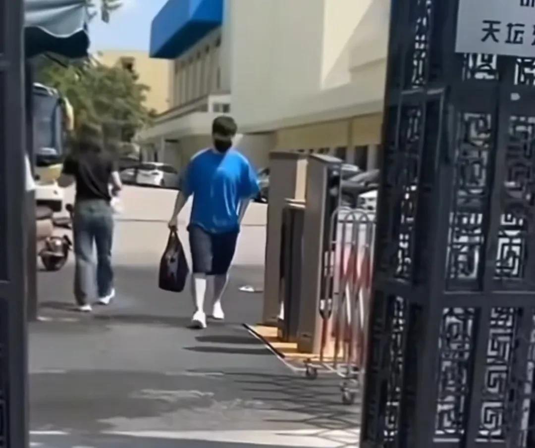 樊振东回北京训练了，备战六月六号乒超联赛。今天有网友拍到樊振东出现在体育总局门口