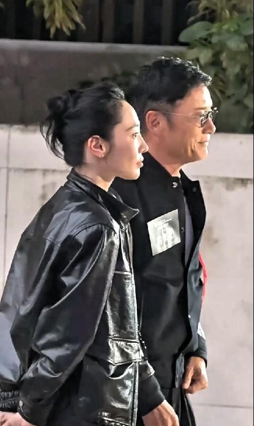 苗侨伟70岁了，白百何挽个手居然还要人提醒？这画面太罕见了！这哪里是红毯，简