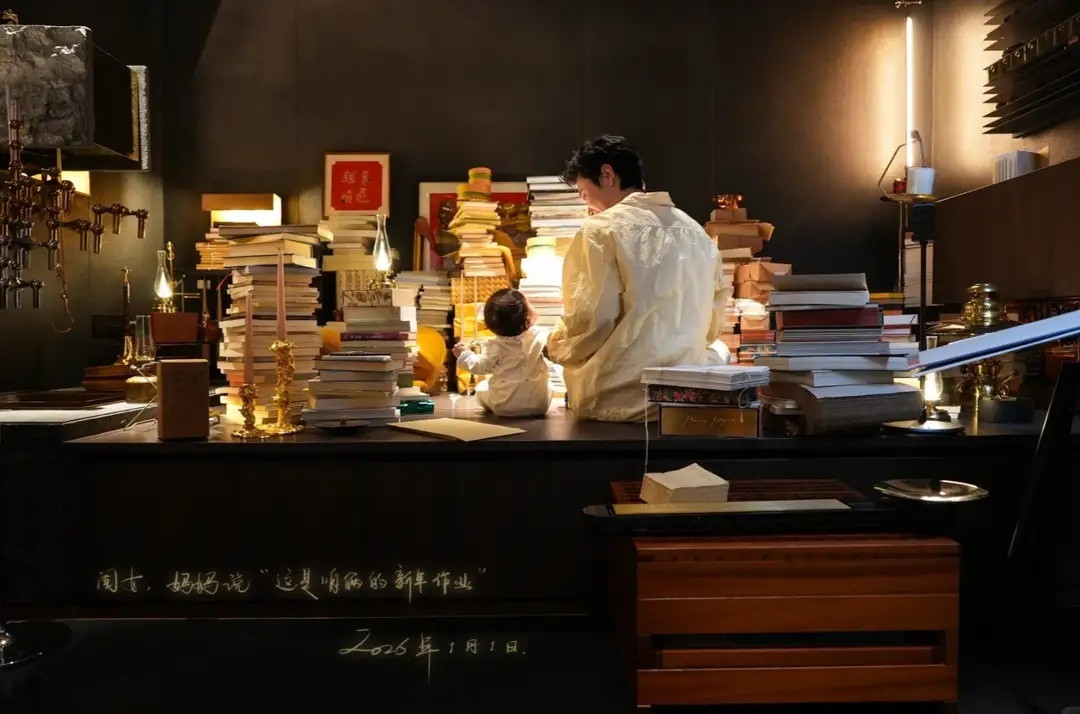 孟鹤堂新年晒闺女，女儿也是自来卷已经会坐了，蜡笔小新侧脸好萌！