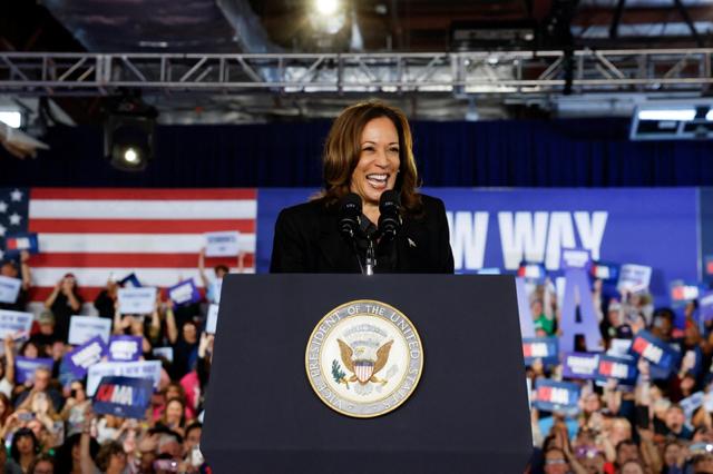 消失快两年的卡玛拉•哈里斯回来了：猛轰特朗普，顺带把中国扯进2028选战在最
