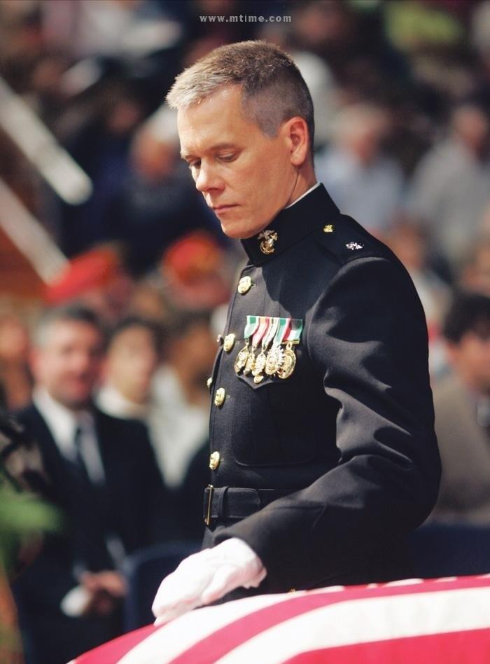 关于美国如何对待军人的影视作品，给我印象最深刻的有两部。一是《拯救大兵瑞恩》，另