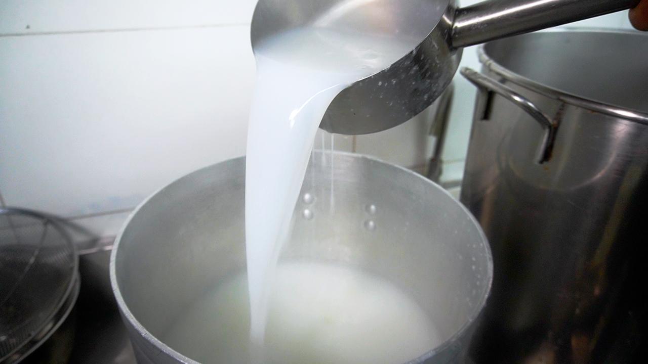 广东人对“鲜”的执念，在这锅毋米粥火锅里展现得淋漓尽致。探访的这家老店，二十多年