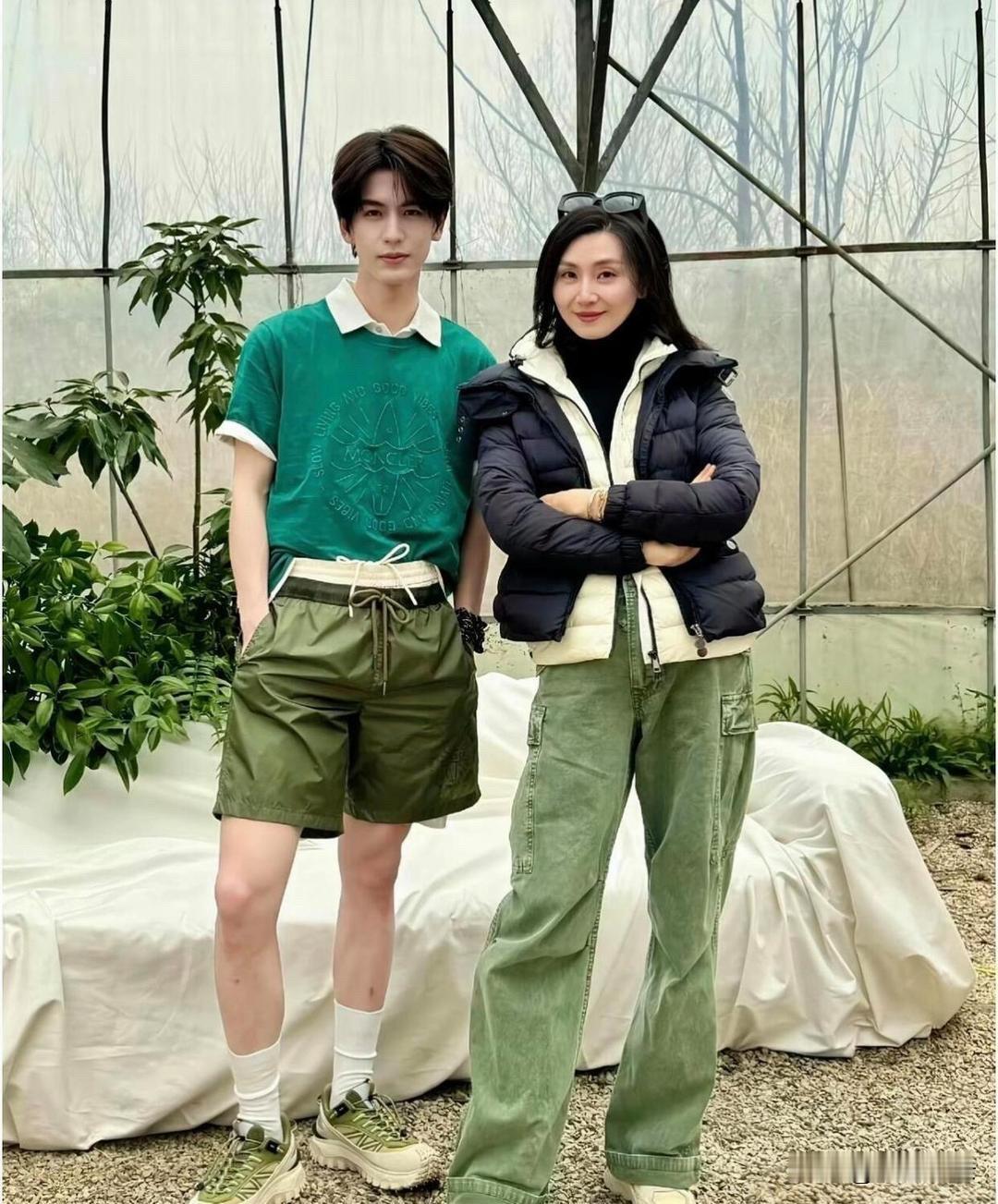 张凌赫和妈妈同框穿搭简约又清爽，气质温柔干净，画面太养眼！[鼓掌][鼓掌][鼓掌
