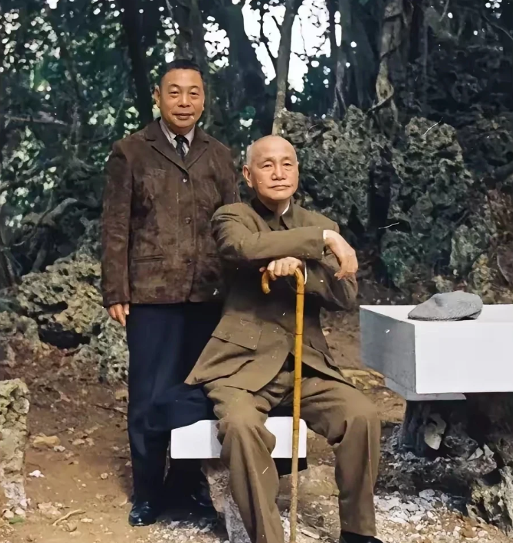 蒋中正晚年与儿子蒋经国在台北的合影。